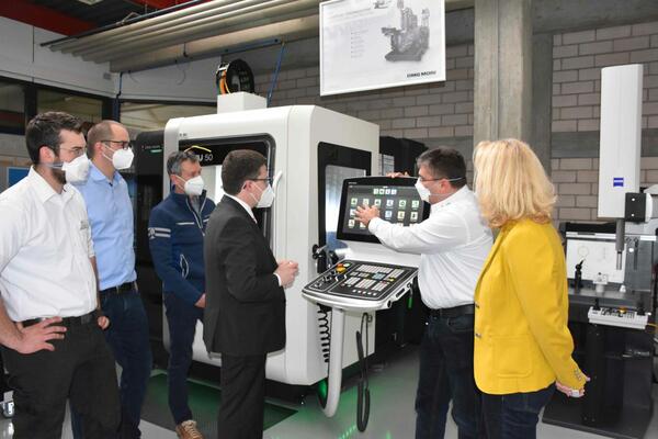 Fachlehrer Simon Heck, Abteilungsleiter Daniel M�ller und Schulleiter Hermann Ruppert (von links) freuen sich �ber die Bereitstellung der finanziellen Mittel f�r die neuen Maschinen. Landrat Christoph Schauder bekommt von Fachlehrer Frank Wagenblast die neue Fr�smaschine erkl�rt. Auch Dezernentin Ursula M�hleck �berzeugt sich von den technischen M�glichkeiten, die die neuen Maschinen mit sich bringen.