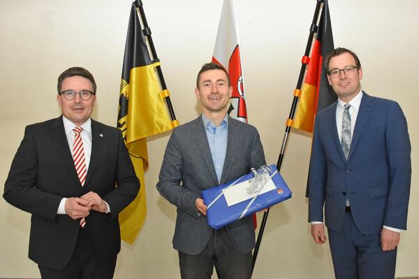 Landrat Christoph Schauder verabschiedete den bisherigen Bauamtsleiter Johannes Krombach-Champiomont (von links). Auch Erster Landesbeamter Florian Busch dankte ihm f�r seine gute und professionelle Arbeit: Krombach-Champiomont wechselt zum 1. M�rz zum Staatsministerium Baden-W�rttemberg.