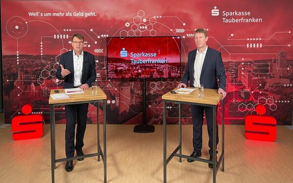 Peter Vogel, Vorstandsvorsitzender der Sparkasse Tauberfranken, und Vorstand Wolfgang Reiner beim Bilanzpressegespr�ch zum Gesch�ftsjahr 2021