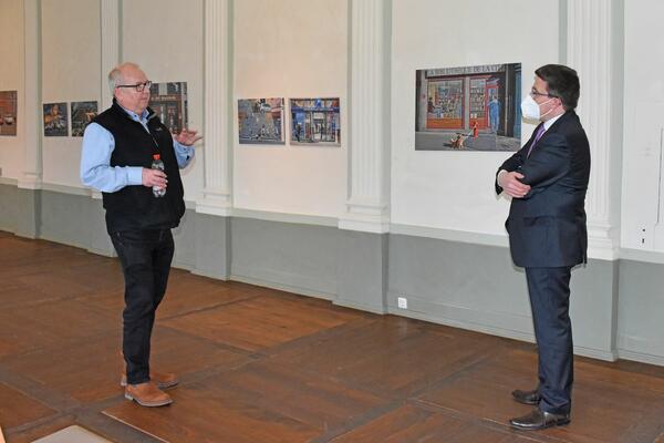 Peter Frischmuth zeigt Landrat Christoph Schauder (von links) seine Ausstellung 281 Fotografien. Diese ist noch bis Sonntag, 27. Februar, im Schlsschen im Hofgarten in Wertheim zu sehen.