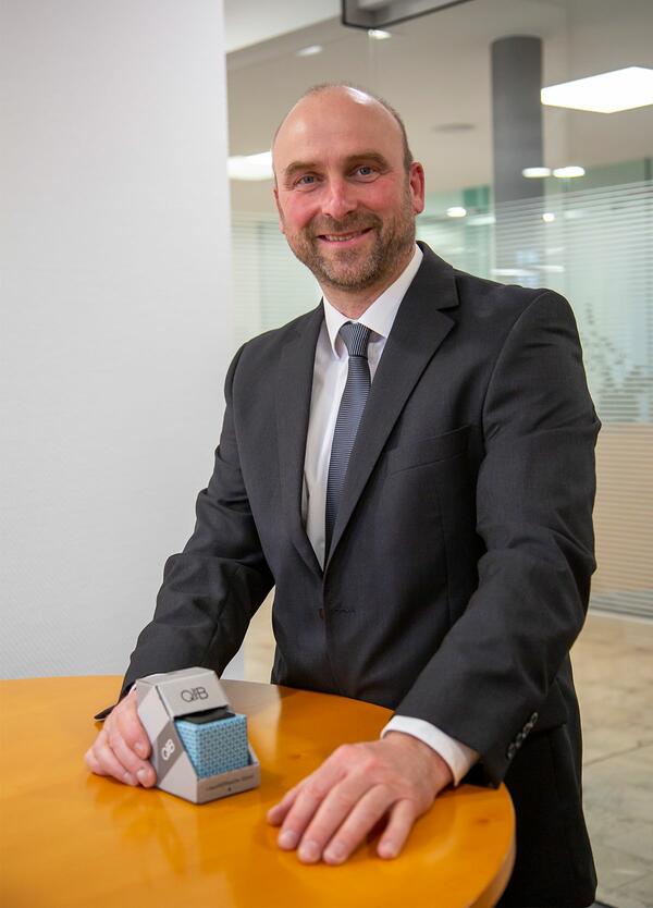 Michael Knoblauch mit dem Produkt QYOUB - ein kleiner und nachhaltiger Putzwürfel für Smartphones und Tablets