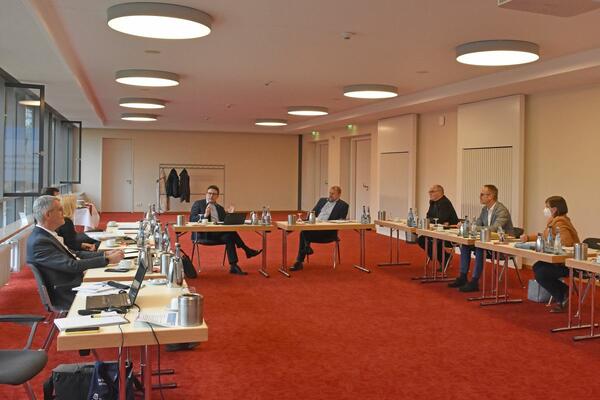 Dezernent Werner R�ger, Dezernentin Ursula M�hleck, Erster Landesbeamter Florian Busch, Landrat Christoph Schauder, Landrat Thomas Ebert, der Leiter des Zentralen Steuerungs- und Service-Bereichs, Rainer K�nzig, der Kreisentwicklungsleiter Michael Dr�se und die Leiterin des B�ros des Landrats, Isabell Schumacher (von links) im Gespr�ch: Die Vertreterinnen und Vertreter der beiden Landkreise Main-Tauber und W�rzburg tauschten sich zu aktuellen Themen aus.