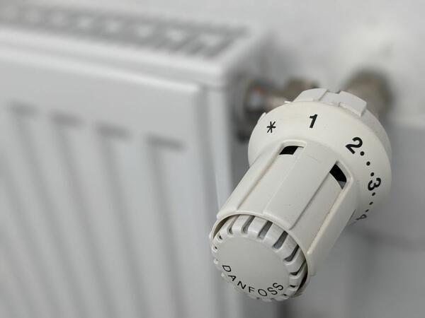 Ein Heizthermostat auf niedriger Stufe: Am Samstag, 5. Mrz, ist Tag des Energiesparens: Wer bewusst auf den persnlichen Stromverbrauch achtet, entlastet auer der Umwelt auch den eigenen Geldbeutel.