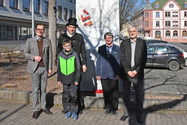 Erster Landesbeamter Florian Busch gratulierte Wolfgang Ell, der erneut zum bevollmchtigten Bezirksschornsteinfeger fr den Kehrbezirk Main-Tauber-Kreis Nr. 10 ernannt wurde (hier mit seinem Sohn). Den Glckwnschen schlossen sich Harald Englert vom Sachgebiet Schornsteinfegerwesen und Amtsleiter Michael Schulz aus dem Landratsamt an.