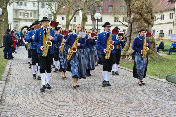 Z�nftige Marschmusik mit der Blaskapelle L�ffelstelzen beim Pferdemarktumzug in Bad Mergentheim: Blaskapellen aus dem Landkreis k�nnen sich nun f�r einen Auftritt im Kloster Bronnbach bewerben.