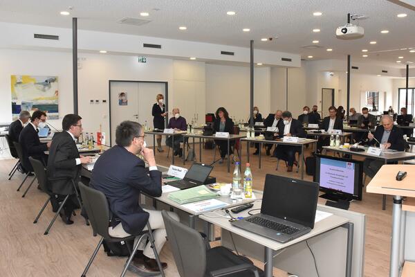 Bild vergr&ouml;&szlig;ern: Dieses Foto zeigt den Verwaltungs- und Finanzausschuss des Main-Tauber-Kreises bei seiner Sitzung am 16. März.