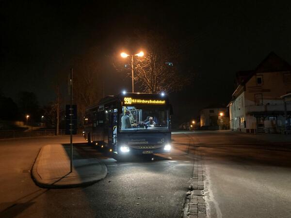 NightLife-Shuttle der Linie 990 am ZOB in Tauberbischofsheim: Am Samstag, 19. Mrz, starten die NightLife-Fahrten im Main-Tauber-Kreis wieder.
