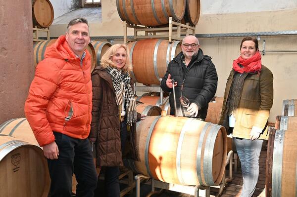 Beim Besuch im Weingut Frst Lwenstein (von links): Kulturamtsleiter Frank Mittnacht, Dezernentin fr Kreisentwicklung und Bildung Ursula Mhleck, Betriebsleiter Peter Arnold und Erbprinzessin Dr. Stephanie zu Lwenstein-Wertheim-Rosenberg.