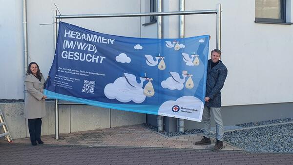 Mit großen Bannern werben Stadt und Rotkreuzklinik gemeinsam für die Gewinnung von Hebammen. 