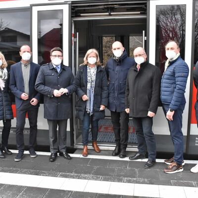 Yan Ding-Stahr (Projektleiterin Westfrankenbahn), Dezernentin Ursula Mhleck, Hilmar Freundschig (Ortsvorsteher Hochhausen), Landrat Christoph Schauder, Denis Kollai (Sprecher Geschftsleitung Westfrankenbahn), Hans-Joachim Haas (Ortsvorsteher Elpersheim), Elmar Hilpert (Ortsvorsteher Dittigheim) und Adrien Winkler (Firma Eiffage Infra-Sd GmbH) (von links) am Haltepunkt Hochhausen: Die sanierten Bahnstationen in Hochhausen, Dittigheim und Elpersheim wurden bei einem gemeinsamen Termin bergeben.