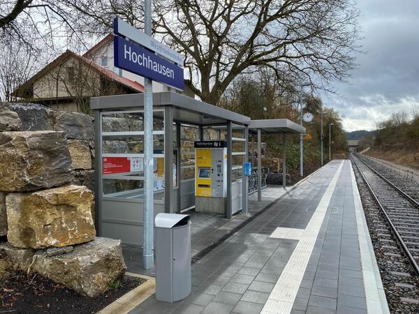 Bild vergr&ouml;&szlig;ern: Die Bahnstation in Hochhausen nach den Sanierungsarbeiten: Die Bahnstationen in Hochhausen, Dittigheim und Elpersheim wurden im Rahmen der Sanierungsmaßnahmen unter anderem barrierefrei gestaltet.