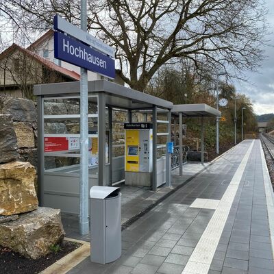 Die Bahnstation in Hochhausen nach den Sanierungsarbeiten: Die Bahnstationen in Hochhausen, Dittigheim und Elpersheim wurden im Rahmen der Sanierungsmanahmen unter anderem barrierefrei gestaltet.