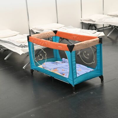 Betten in der Notunterkunft in Bad Mergentheim: Fr Kleinkinder stehen Kinderbetten zur Verfgung.  