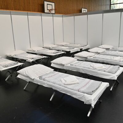 Schlafpltze fr die geflchteten Personen aus der Ukraine: Die Notunterkunft in der Sporthalle im Beruflichen Schulzentrum in Bad Mergentheim bietet Platz fr 100 Menschen. 