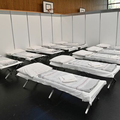Schlafplätze für die geflüchteten Personen aus der Ukraine: Die Notunterkunft in der Sporthalle im Beruflichen Schulzentrum in Bad Mergentheim bietet Platz für 100 Menschen. 