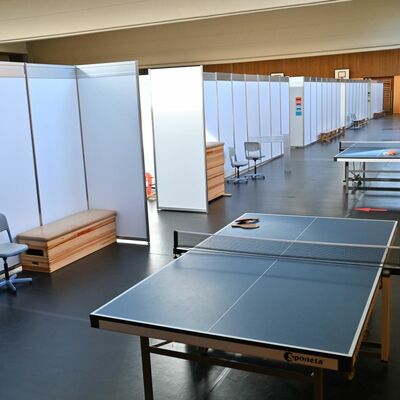 Tischtennisplatten in der Sporthalle im Beruflichen Schulzentrum in Bad Mergentheim: Die geflüchteten Menschen sollen sich in der Notunterkunft möglichst wohlfühlen. 