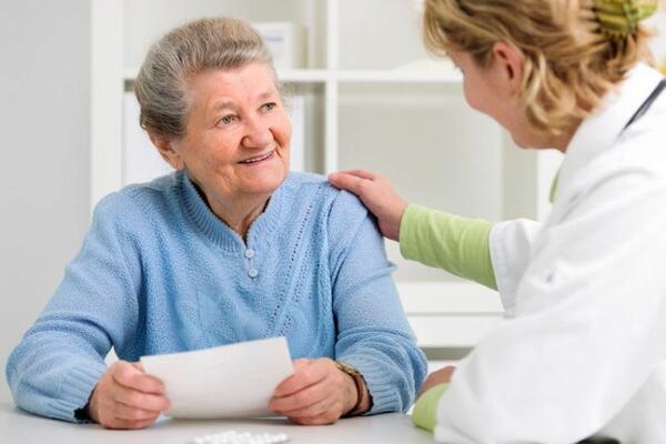 Eine Patientin im Gesprch mit einer rztin: Landrat Christoph Schauder und Gesundheitsdezernentin Elisabeth Krug tauschten sich vor kurzem mit Vertreterinnen und Vertretern der Kreisrzteschaften und den Krankenhusern und Kliniken im Landkreis ber die 