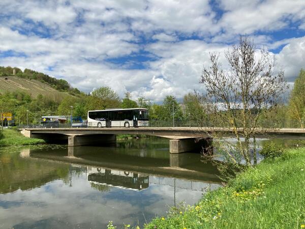 Bild vergr&ouml;&szlig;ern: Das Foto zeigt einen Linienbus mit Fahrradanhänger auf der Tauberbrücke in Weikersheim: Der Radbus fährt donnerstags bis sonntags sowie an Feiertagen.