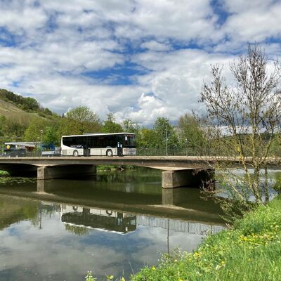 Linienbus mit Fahrradanhnger auf der Tauberbrcke in Weikersheim: Der Radbus fhrt donnerstags bis sonntags sowie an Feiertagen.