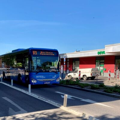 Ein Bus am Bahnhof in Wertheim: Der Kreistag hat in der Sitzung am Mittwoch, 30. Mrz, der Einrichtung einer Mobilittszentrale im Bahnhofsgebude in Wertheim fr fnf Jahre zugestimmt.