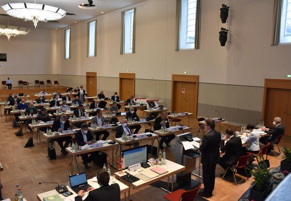 Bild vergr&ouml;&szlig;ern: Das Foto zeigt den Kreistag des Main-Tauber-Kreises bei seiner Sitzung am Mittwoch, 30. März, im Großen Kursaal in Bad Mergentheim.