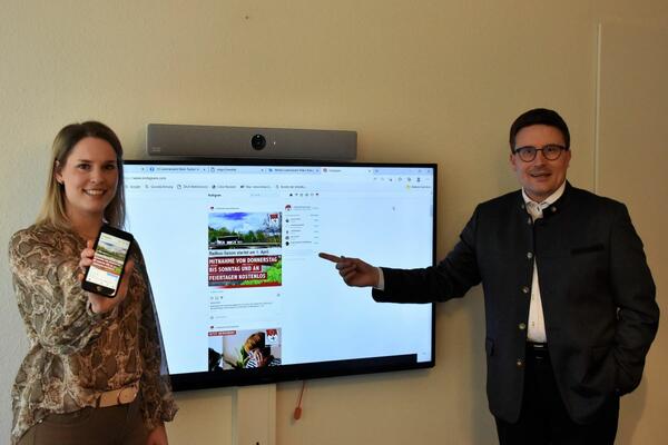 Das Landratsamt Main-Tauber-Kreis baut mit einem Instagram-Auftritt sein Engagement in den sozialen Medien aus. Dar�ber freuen sich Landrat Christoph Schauder und Medienreferentin Aylin Wahl. 