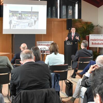 Landrat Christoph Schauder setzte sich f�r die Verbesserung der Infrastruktur an den Bahnh�fen ein