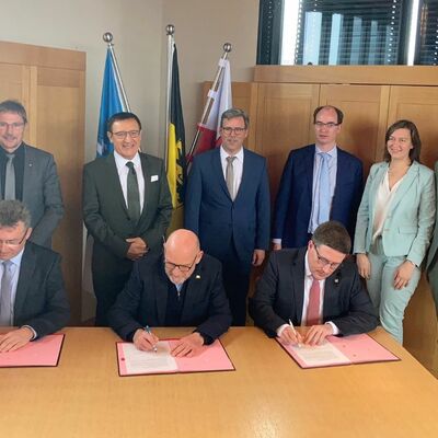 Den Vertrag zur Verl�ngerung des Probebetriebs auf der Frankenbahn unterzeichneten (sitzend von links) Landrat Dr. Achim Br�tel (Neckar-Odenwald-Kreis, Verkehrsminister Winfried Hermann und Landrat Christoph Schauder (Main-Tauber-Kreis). Mit ihnen freuten sich die B�rgermeisterin und die B�rgermeister der anliegenden Kommunen sowie der Landtagsabgeordnete aus dem Main-Tauber-Kreis (stehend von links), J�rgen Galm (Osterburken), Prof. Dr. Wolfgang Reinhart, Ralph Matousek (Rosenberg), Dr. Lukas Braun (Lauda-K�nigshofen), Heidrun Beck (Boxberg) und Benjamin Czernin (Ahorn).