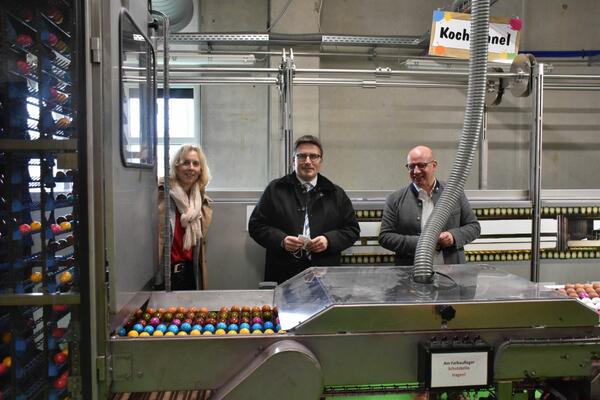 Dezernentin Ursula M�hleck, Landrat Christoph Schauder und Gesch�ftsf�hrer Christian Endres (von links) an der Eier-F�rbemaschine. Der Landrat und die Dezernentin besuchten die Firma Endres-Ei in Gro�rinderfeld.