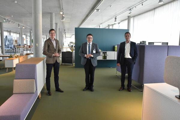 Gesch�ftsf�hrer Philipp M�ller, Landrat Christoph Schauder und Gesch�ftsleiter Vertrieb, Stefan Beuschlein, bei dem Besuch der Firma VS Vereinigte Spezialm�belfabriken: Das Familienunternehmen ist international auf allen Kontinenten t�tig. Der Hauptsitz befindet sich in Tauberbischofsheim.