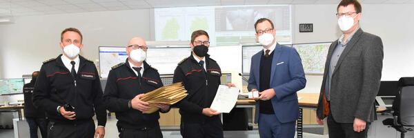 In der Integrierten Leitstelle in Bad Mergentheim wurden rund 300 Sicherheitskarten f�r den Digitalfunk bei den Feuerwehren an den Landkreis �bergeben (von links): J�rgen Segeritz (Verantwortlicher f�r den Katastrophenschutz), Kreisbrandmeister Andreas Geyer, Referent Andreas Schmidt vom Innenministerium, Erster Landesbeamter Florian Busch sowie Leitstellenleiter Matthias Hofmann
