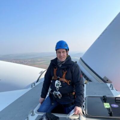 Landrat Christoph Schauder auf einer Windkraftanlage bei Klsheim: Er begleitete einen Techniker bei routinemigen Wartungsarbeiten auf die Anlage.
