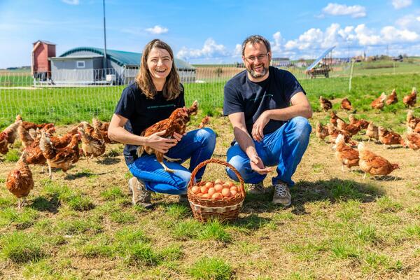 Das Foto zeigt Thomas und Lucia Haaf in Oberwittighausen mit einigen ihrer "Mitarbeiterinnen": Das Ehepaar gehört mit seinem Biobetrieb zu den 25 Eiererzeugern im Main-Tauber-Kreis mit mehr als 40 Legehenen. 