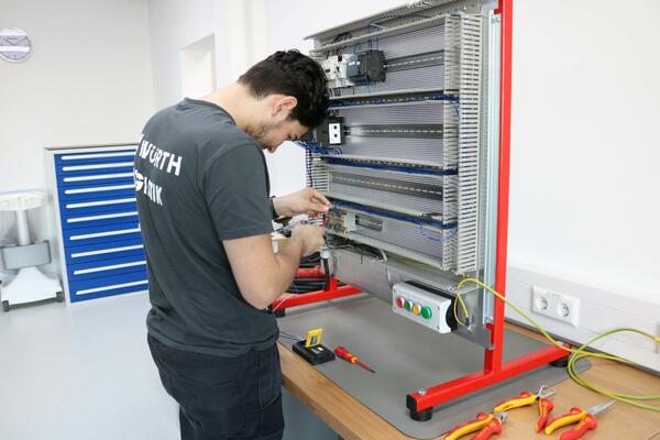 Mit dem Umbau realisiert der C-Teile-Partner neben neuen R�umlichkeiten f�r die Betriebstechnik eine integrierte Ausbildungswerkstatt. 