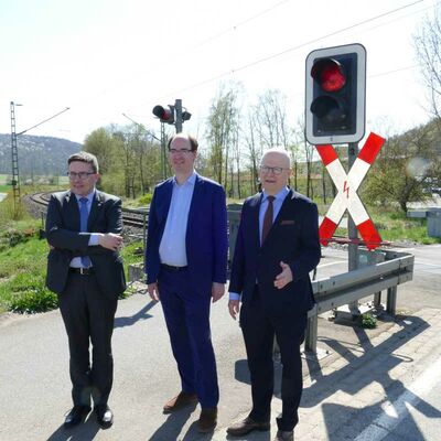 B�rgermeister-Stellvertreter Hubert Segeritz, Landrat Christoph Schauder, B�rgermeister Dr. Lukas Braun und der Parlamentarische Staatssekret�r Michael Theurer waren sich einig, dass der Doppelbahn�bergang in K�nigshofen nicht mehr zeitgem�� ist.