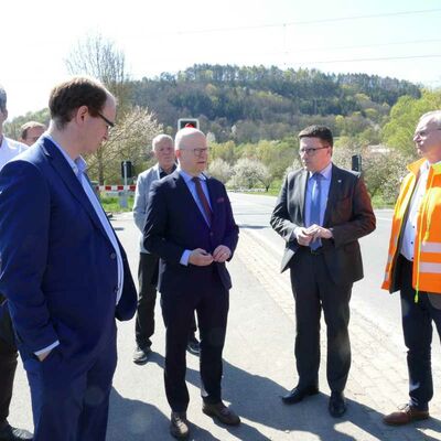 Stadtbaumeister Tobias Blessing, B�rgermeister Dr. Lukas Braun, B�rgermeister-Stellvertreter Hubert Segeritz, Parlamentarischer Staatssekret�r Michael Theurer und Kreis-Stra�enbauamtsleiter Michael Metz (von links) sind sich einig, dass die Schrankenschlie�zeiten in K�nigshofen und die Langsamfahrstelle auf der Schiene weder dem Stra�en- noch dem Zugverkehr zuzumuten sind.
