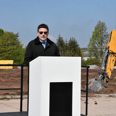 Landrat Christoph Schauder freute sich &uuml;ber den Startschuss f&uuml;r den zeitgem&auml;&szlig;en Neubau.