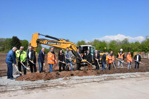 Mit dem offiziellen Spatenstich startete das Gro�projekt Neubau der Stra�enmeisterei K�lsheim