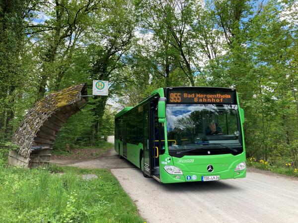 Der Wildparkbus der Linie 955 an der Haltestelle Wildpark: Der Bus fhrt zwischen dem 1. Mai und dem 31. Oktober von der Stadt Bad Mergentheim zum Wildpark.