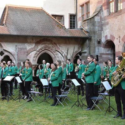 Die Musikerinnen und Musiker des Großen Blasorchesters des Musikvereins Umpfertal nehmen ihren verdienten Applaus entgegen.