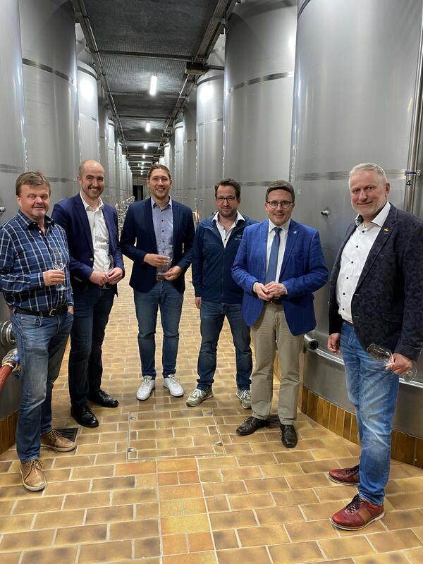 Landrat Christoph Schauder und die Landtagsabgeordneten Thomas Blenke und Tim B�ckner zusammen mit Vertretern der Becksteiner Winzer im Keller der Winzergenossenschaft in Beckstein.