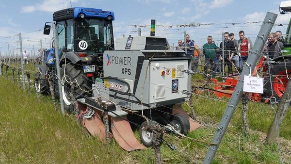 Das Ger�t Zasso XPS Elektroherb bek�mpft Beikr�uter mittels Hochspannung: Es geh�rte zu den 17 verschiedenen Maschinen, die sich rund 250 Winzerinnen und Winzer in Beckstein vorf�hren lie�en.