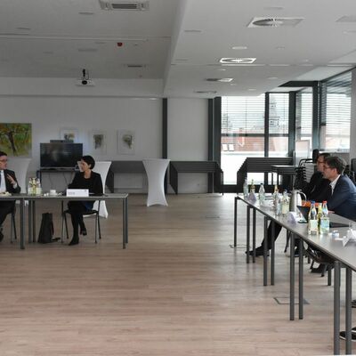 Landrat Christoph Schauder im Gespr�ch mit Regierungspr�sidentin Susanne Bay, Erstem Landesbeamten Florian Busch, Stefan He�, Abteilungspr�sident Mobilit�t, Verkehr und Stra�en beim Regierungspr�sidium, und Torsten Hauck, Dezernent f�r Personal und Finanzen beim Landratsamt (von links): Im Rahmen des Termins wurden verschiedene kreispolitische Themen besprochen.