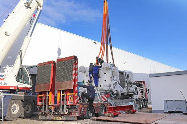 Die Schlie�einheit der neuen Spritzgie�maschine auf dem Weg in die neugebaute dritte Produktionshalle. Allein dieses Teilst�ck des Spritzgie�giganten wiegt 63 Tonnen. Hier wird sp�ter die Spritzgussform eingebaut. Hier wird sp�ter die Spritzgussform eingebaut.