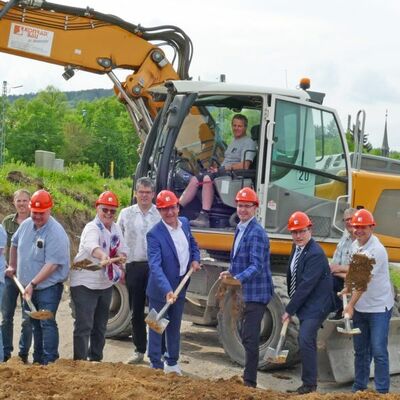 Spatenstich f�r den Park-and-Ride-Platz am Bahnhof in Lauda: Es sollen 76 Parkpl�tze entstehen und dadurch die Attraktivit�t des �PNV im Landkreis weiter gesteigert werden.