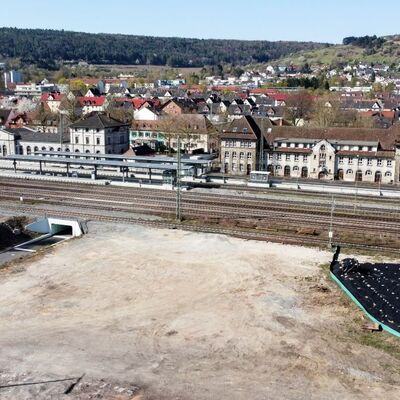 Das Bahnareal in Lauda von oben: Die Personenunterf�hrung verbindet den k�nftigen Park-and-Ride-Platz mit den Gleisen.
