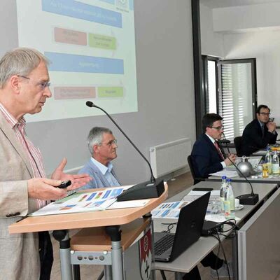 AWMT-Betriebsleiter Dr. Walter Scheckenbach berichtet dem Verwaltungs- und Finanzausschuss zum Thema Abfallbilanz und Stoffstr�me.