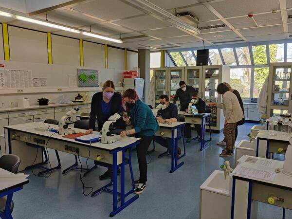 Die Teilnehmerinnen und Teilnehmer der Lehrerfortbildung im Berufsfeld Biotechnologie erprobten am Beruflichen Schulzentrum Wertheim vielfltige praktische Unterrichtseinheiten. Diese mchten sie knftig im Unterricht einsetzen.