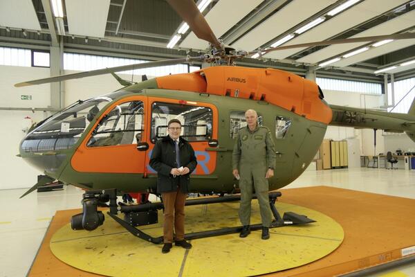 Landrat Christoph Schauder und Oberst Peter G�hringer (von links) vor dem SAR-Hubschrauber: Der Kommandeur des Transporthubschrauberregiments 30 gab interessante Einblicke in die Arbeit der Bundeswehr in Niederstetten.