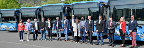 Anl�sslich des Jubil�ums "25 Jahre VGMT" trafen sich Landrat Christoph Schauder (3. v. r.), die Dezernentin f�r Kreisentwicklung und Bildung, Ursula M�hleck (2. v. r.), und VGMT-Gesch�ftsf�hrer Thorsten Haas (rechts) mit Vertretern der Verkehrsunternehmer